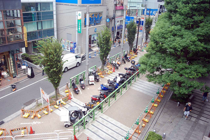 広い道路の中央分離帯スペースを活用した大阪市・長堀橋の場合。