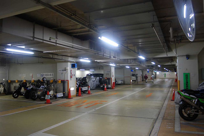 四輪車用駐車スペースの一部区画を二輪車に転用した東京・銀座地下駐車場の二輪車区画。