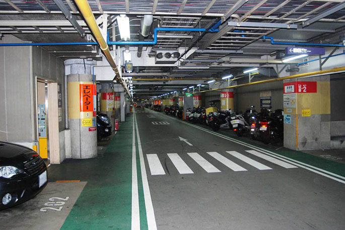本来は車路のデッドスペースであった部分に設置（大阪市・長堀駐車場）した例。