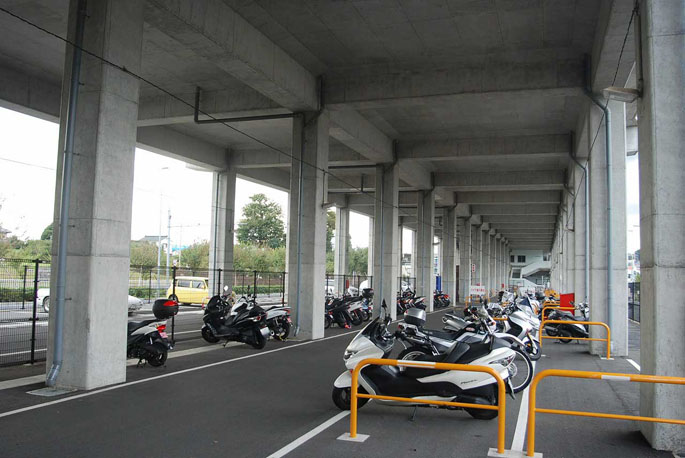 横浜市営地下鉄の高架下に設置された二輪車駐車場。