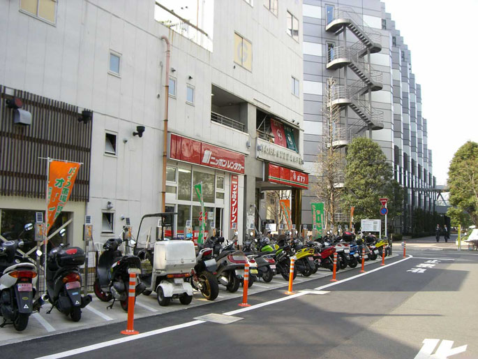 水路にふたをして空間活用した東京・用賀自動二輪駐車場。