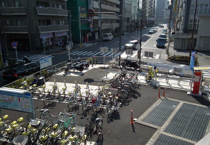 自転車と自動二輪車が同居、東京台東区・入谷駅南自転車等駐車場。