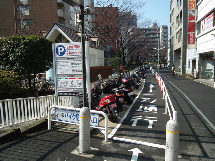 歩行者用道路に設置された東京・大井町駅西口自転車等駐車場。