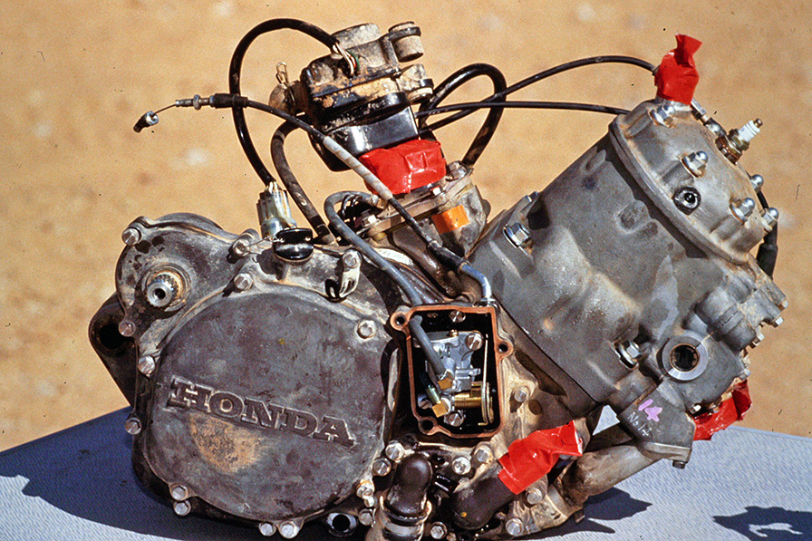AR燃焼技術採用の2ストローク単気筒400ccエンジン